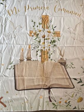 Amazon Essentials White and Gold 'Mi Primera Comunión' Cross and Bible Backdrop